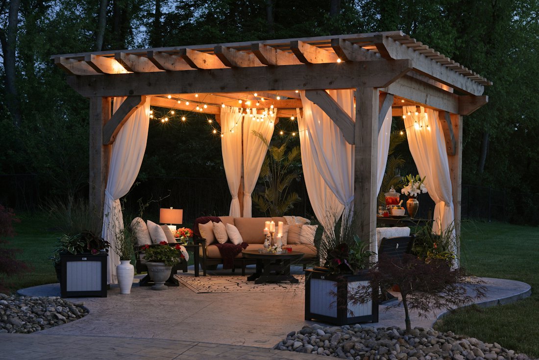 Outdoor entertaining area lighting