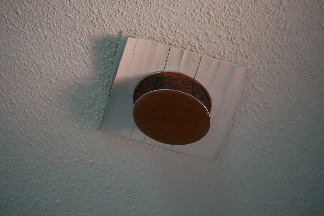 Ceiling mounted smoke alarm